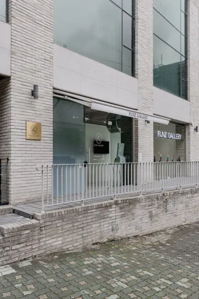 도심 속 모던한 화이트 톤 NFT 아트 갤러리